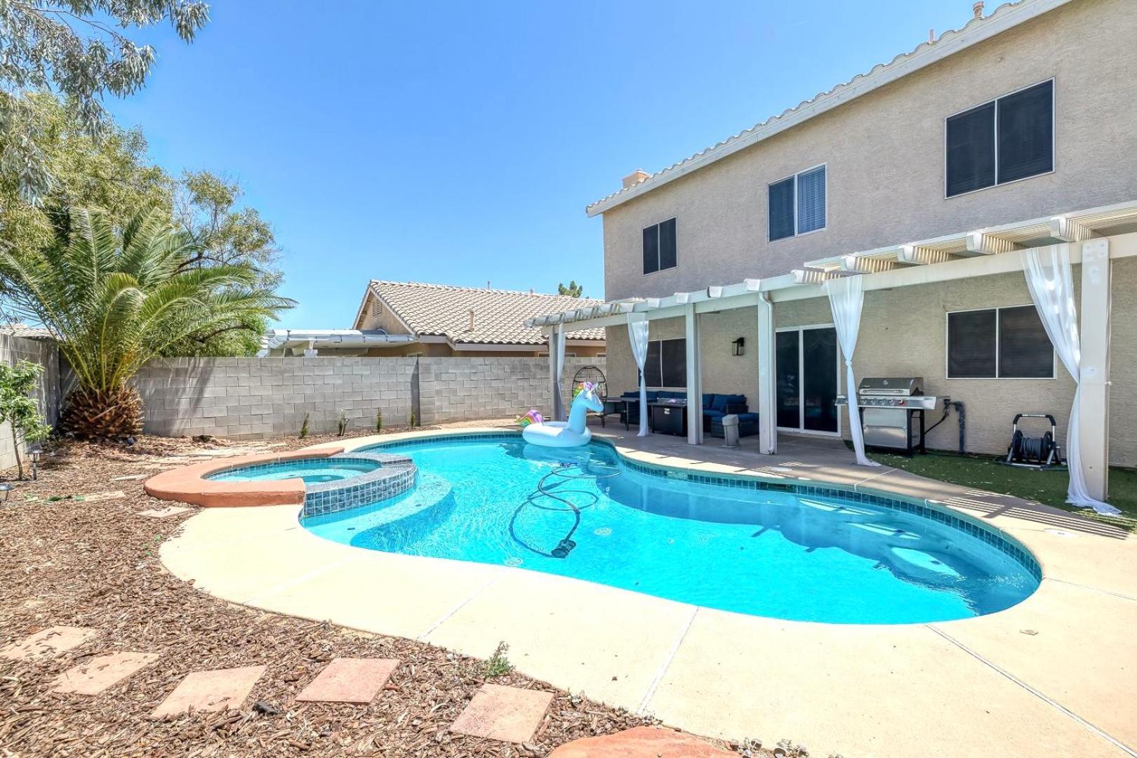 Modern Home In Las Vegas Near Strip With Pool And Jacuzzi Exterior photo