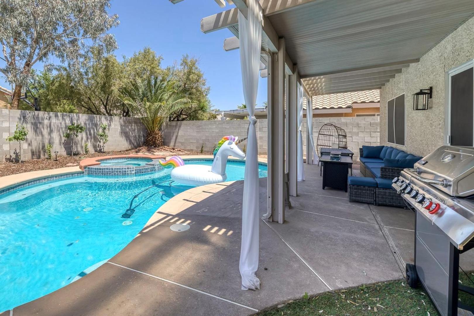 Modern Home In Las Vegas Near Strip With Pool And Jacuzzi Exterior photo